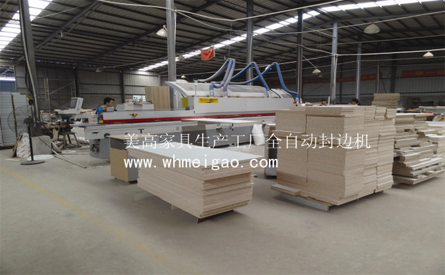 [封邊]<a href='http://www.140alamosq.com' class='keys' title='點(diǎn)擊查看關(guān)于美高家具的相關(guān)信息' target='_blank'>美高家具</a>采用的是進(jìn)口全自動(dòng)封邊機(jī)， 封邊修邊完美