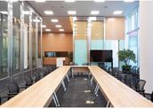 【會(huì)議室桌椅廠家】辦公面積有限的企業(yè)如何布置會(huì)議室